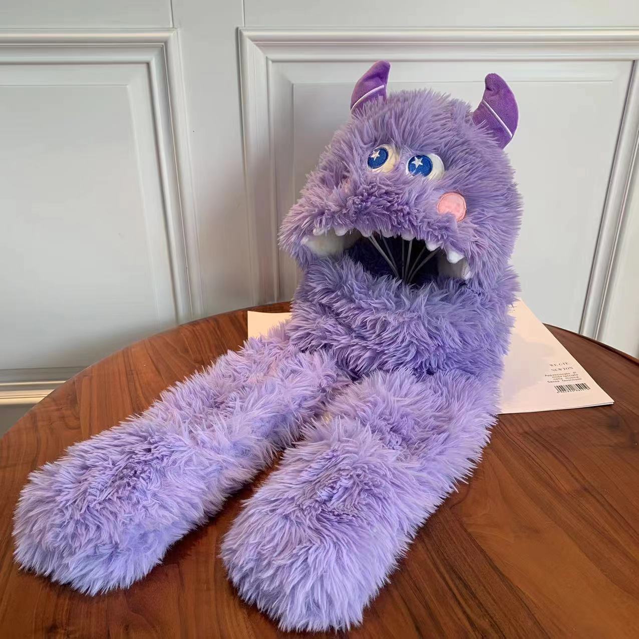 

Мягкий комплект из трех предметов: мужская и женская шапки, утепленная шапка с рисунком из мультфильма, ветрозащитная защита для лица и теплая шапка Monster фиолетовый