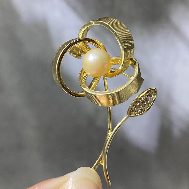 Bo Xin Yun Cubic Zirconia Flower Brooch with Freshwater Pearl and 3D Buckle Pin Corsage.
