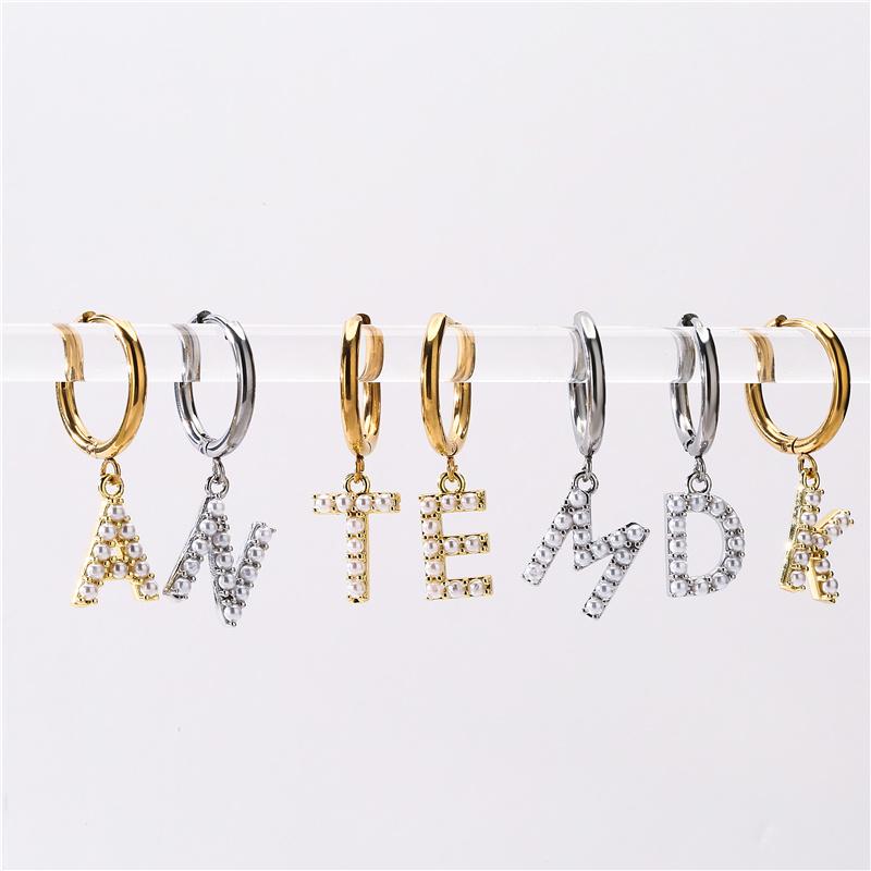 

HECHENG,Waterproof Stainless Steel Initial Dangle Hoop Earrings for Women Pearl Personalized 26 Letters Huggie Earrings A золотой