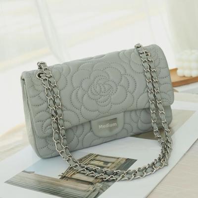 Elegantní kožená taška přes rameno s kamélií - Dámská luxusní čtvercová crossbody