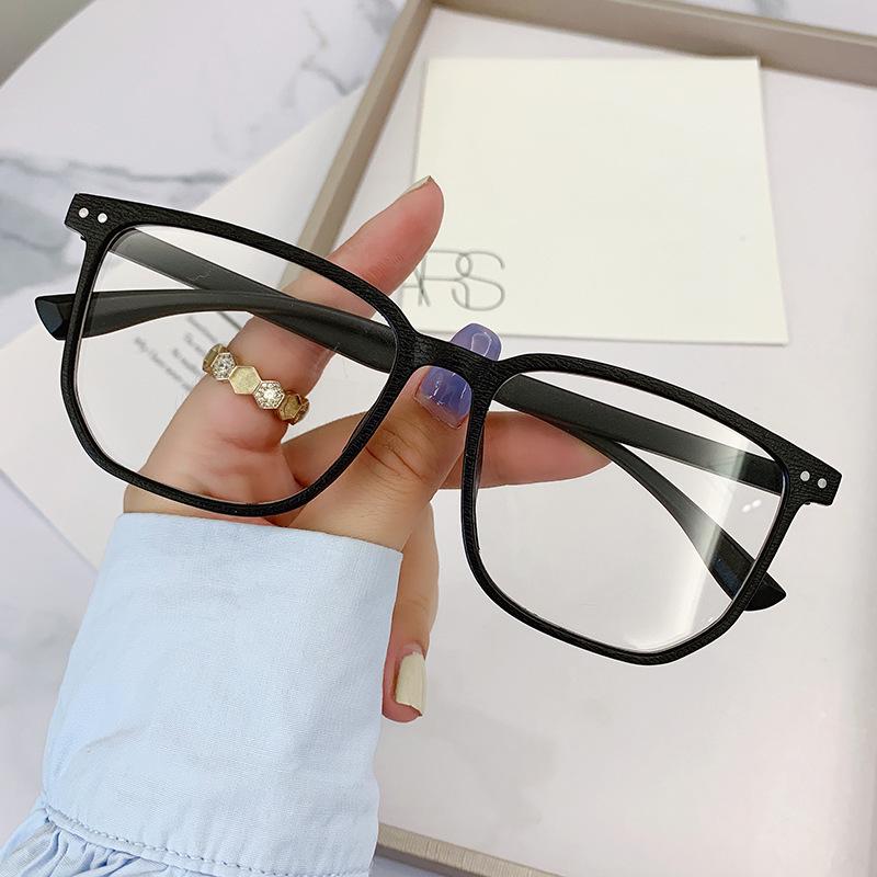 Men's Retro Anti-Blue Light Glasses: Super Light, No Makeup, Slimming Student Style Frames for Myopia