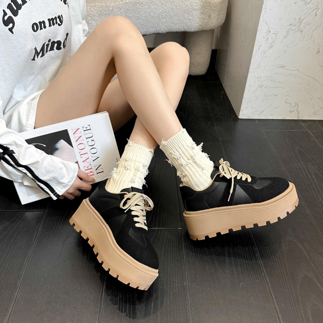 

Мода 2024 года. Мягкая и удобная женская обувь на толстой подошве. Модные и универсальные повседневные кроссовки с цветными блоками на толстой подошве. 36 чёрный