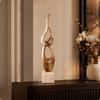Metallskulptur mit Marmorsockel Goldfarben Modern