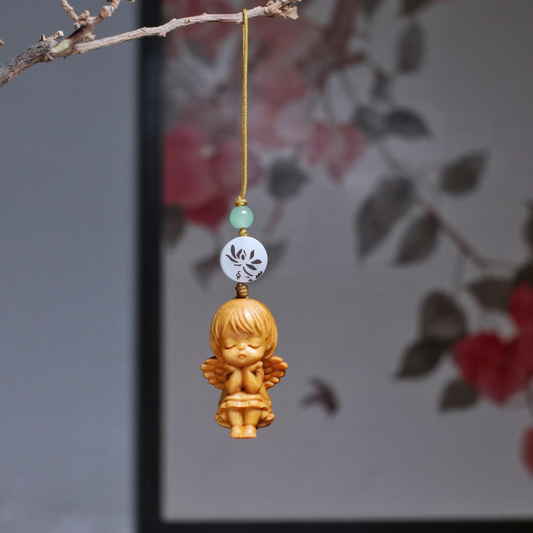 

Украшение в виде девочки-ангела из туи: Креативная резьба по дереву для декора дома, офиса или автомобиля