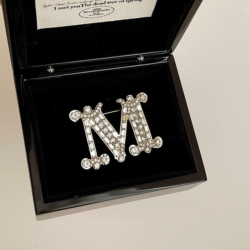 

Брошь на пальто с буквой М и бриллиантами из циркония для женщин, легкая, роскошная, элегантная, универсальная, для пригородных поездок, на пальто, булавка для корсажа, аксессуары