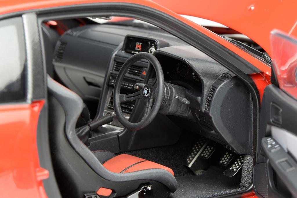 FREESTYLE MOTORHELIX Scale Nissan SKYLINE CUSTOMIZED VERSION ACTIVE RED M83411 1/18 GT-R (R34) (Finished Product)