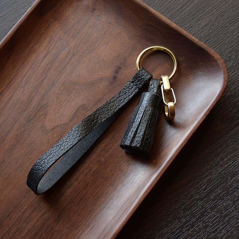 Originální francouzský kozí semišový ručně vyrobený střapec, přívěsek na klíče od auta, ozdoba dámské kabelky, zakázková dárková klíčenka.