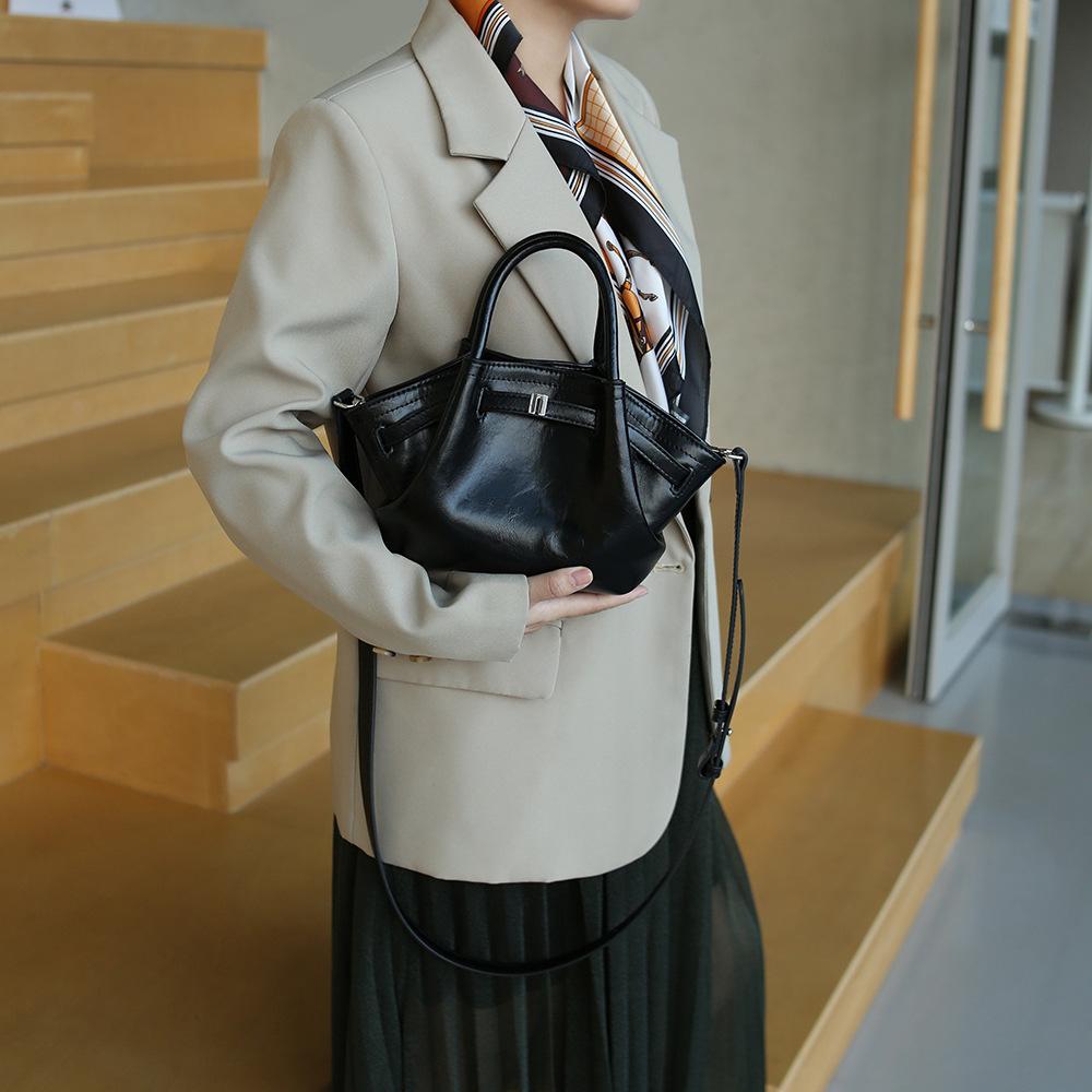New fashionable versatile portable women's bag niche high sense large capacity casual shoulder messenger tote bag