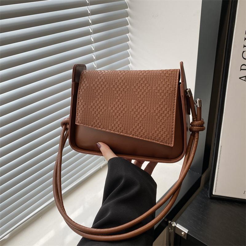 

Французская повседневная однотонная 2025 новая текстура темпераментный дизайн со вставками чувство плечо кроссбоди портативная маленькая квадратная сумка женская коричневый