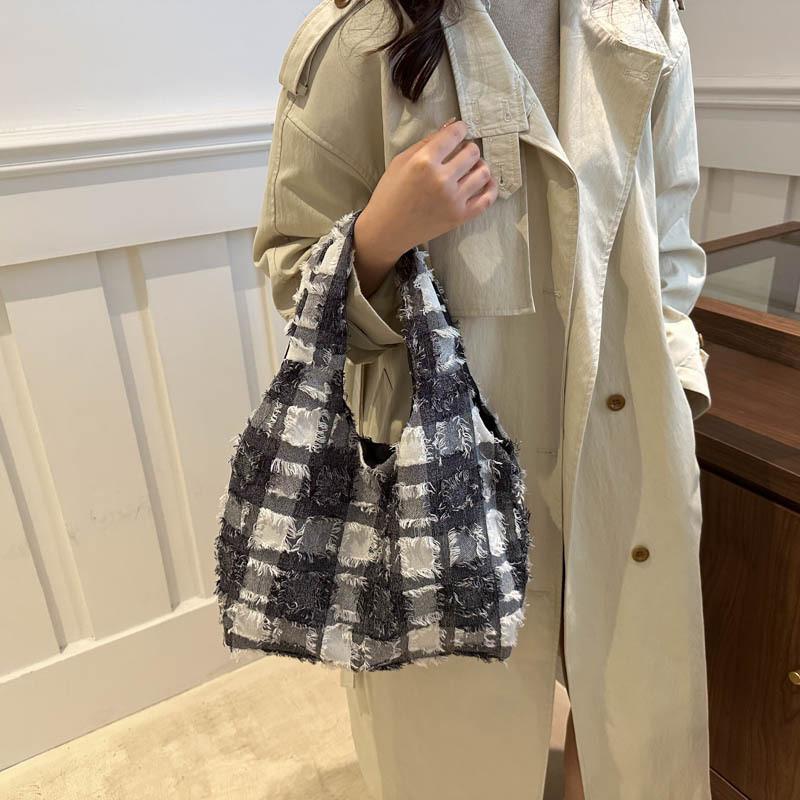 Fashionable Canvas Tote Bag For Women With Stylish Quilted Design And Versatile Colors