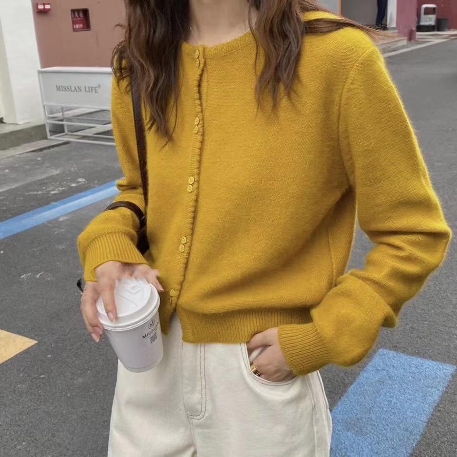 

Женский кардиган из 100% чистой шерсти на осень - С круглым вырезом, короткий вязаный кашемировый свитер, приталенный однотонный топ Medium жёлтый/имбирный