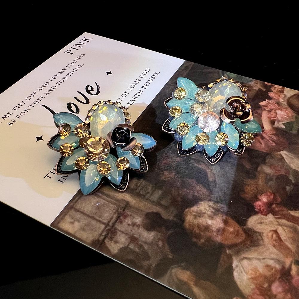 Elegant Vintage Retro Backflow Earrings: Haute Couture Runway Style