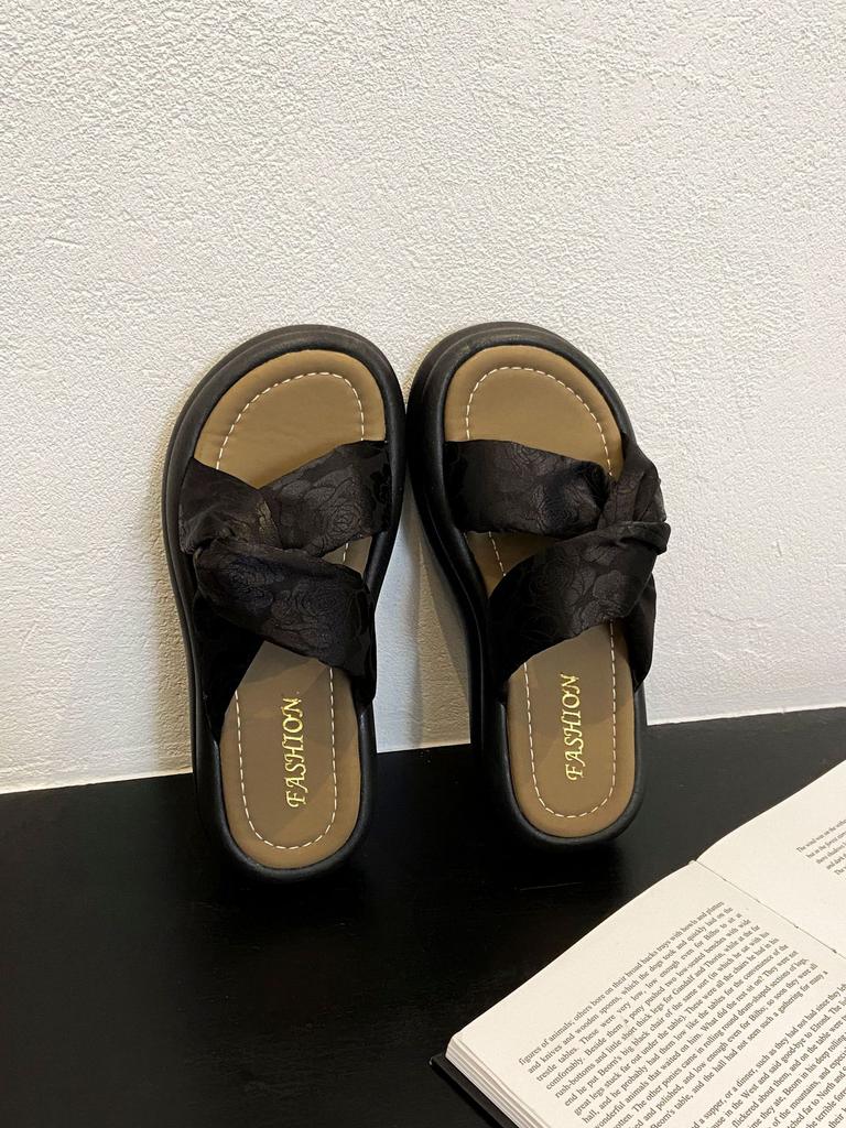Thick-soled comfortable and cool slippers women's shoes summer 2025 new fashion versatile casual retro one-word cool slippers