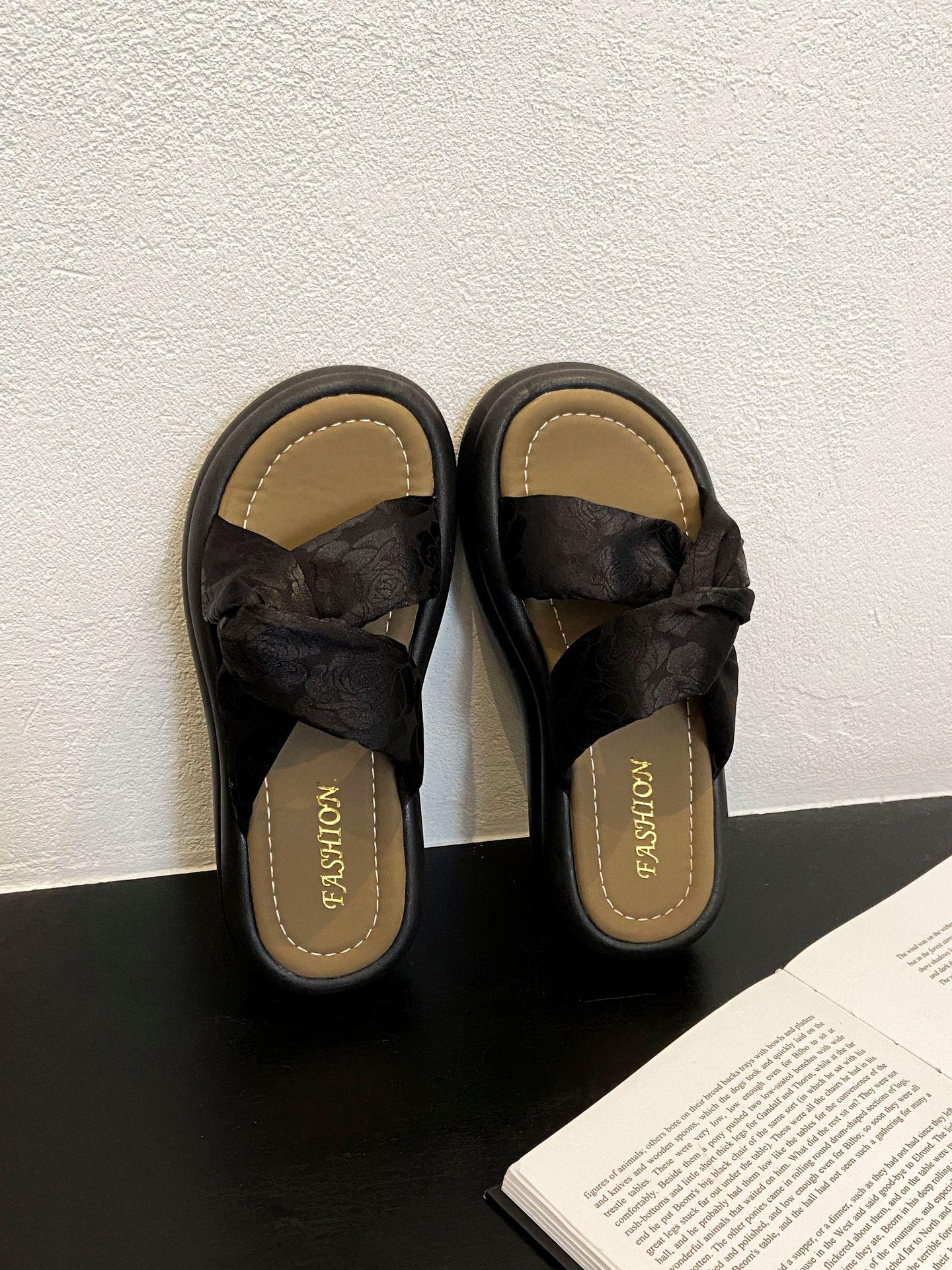 

Удобные и классные тапочки на толстой подошве, женская обувь, лето 2025, новая мода, универсальные, повседневные, ретро, односложные классные тапочки 35 чёрный