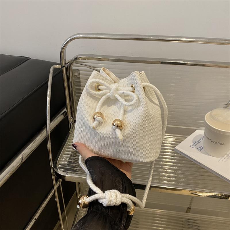 

Нишевая текстура контрастного цвета маленькая сумка женская 2025 новая модная и зарубежная универсальная сумка-мессенджер милая сумка-ведро с клубничкой белый