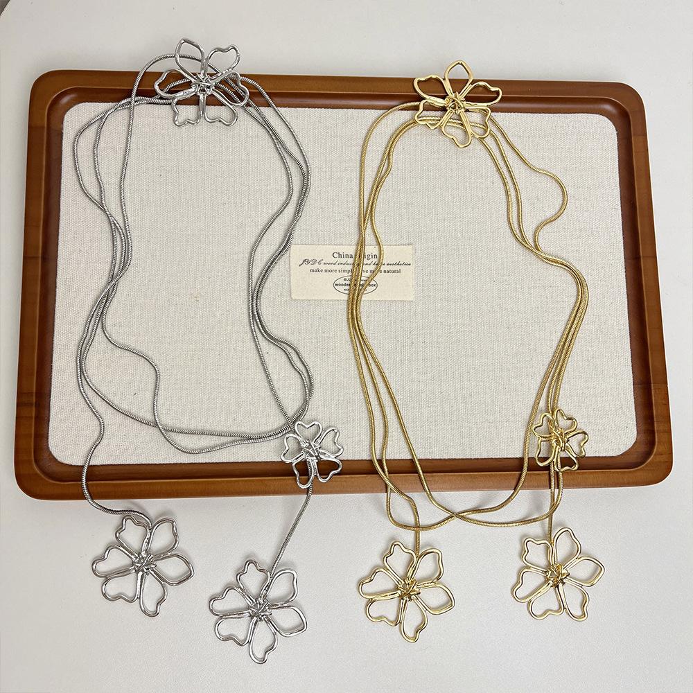 Collana a Fiore di Temperamento Elegante Classico di Alto Senso, Adatta per Abbinamenti Festa Donna
