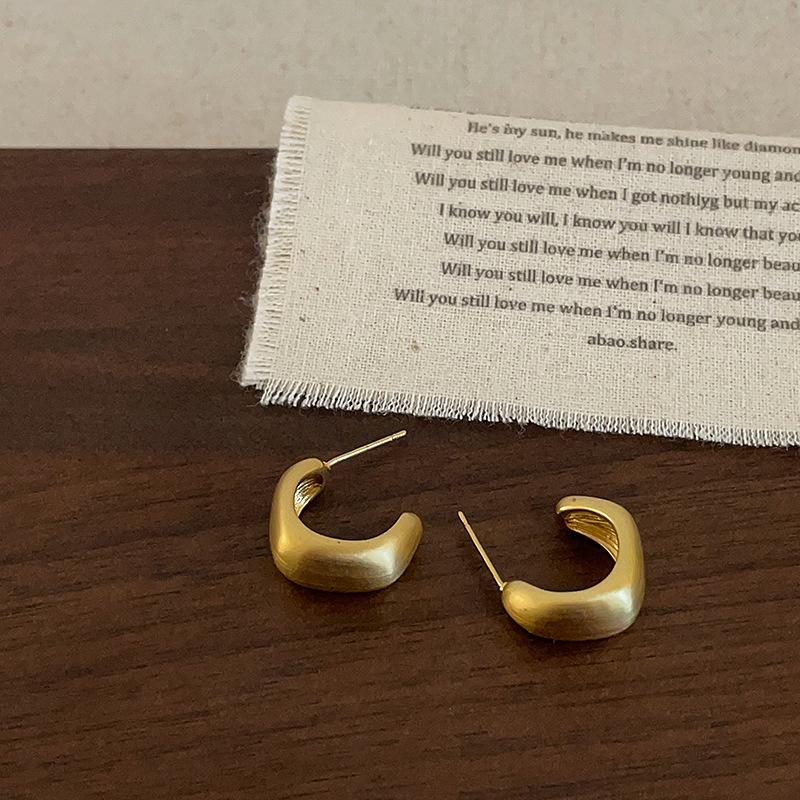 Minimalistische Geometrische Gebürstete C-förmige Metallstecker Ohrringe Damen Kalter Wind Nische Hoher Sinn für Mode Vielseitige Ohrringe