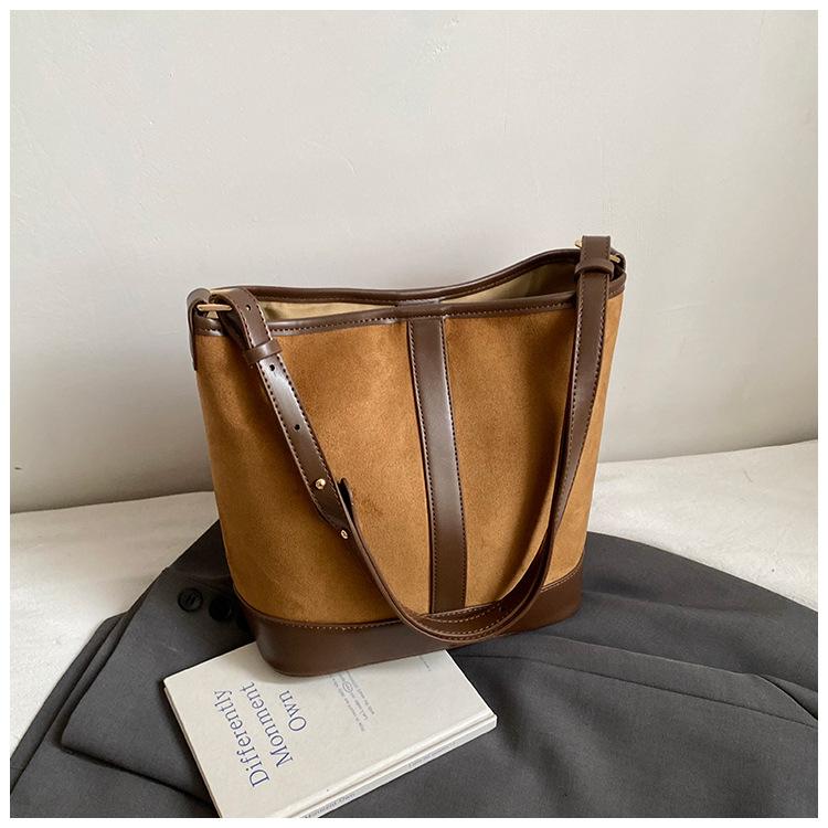 

Retro large-capacity bucket bag women s 2025 new versatile shoulder messenger bag foreign style commuter texture handbag коричневий