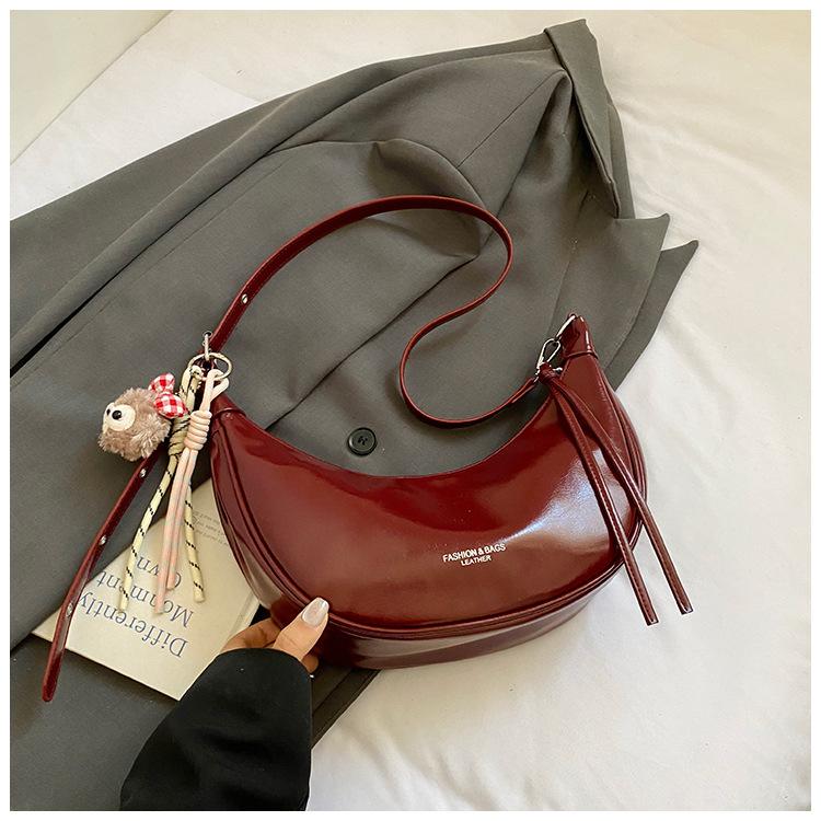 Niche design sense horn bag women's large capacity 2025 new trendy fashion shoulder messenger bag women's dumpling bag