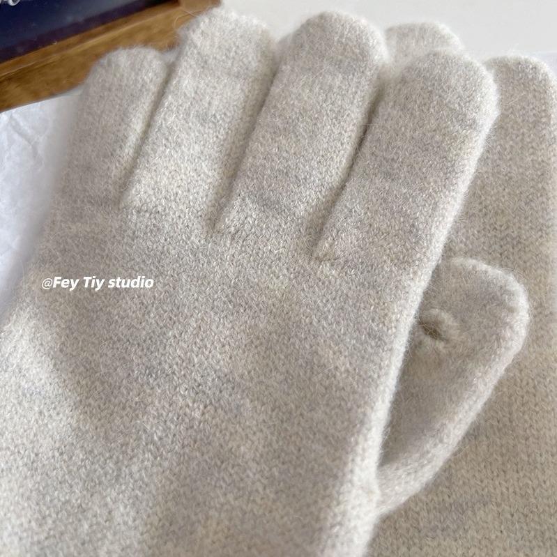 The Five Fingered Gloves for Women Keep Warm In Autumn and Winter. The Finger Touching Screen Has Holes To Protect Hands From The Cold