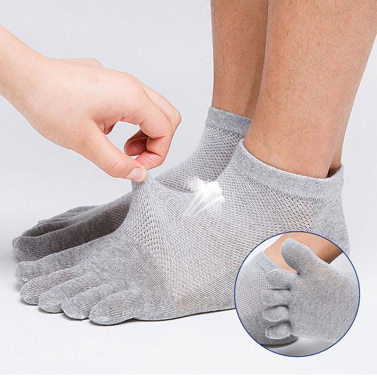Einfarbige Baumwoll-Fünf-Zehen-Socken für Herren Grau Schwarz Atmungsaktive Hohlmaschen-Knöchelsocken Frühling Sommer Freizeit-Socken mit geteilten Zehen