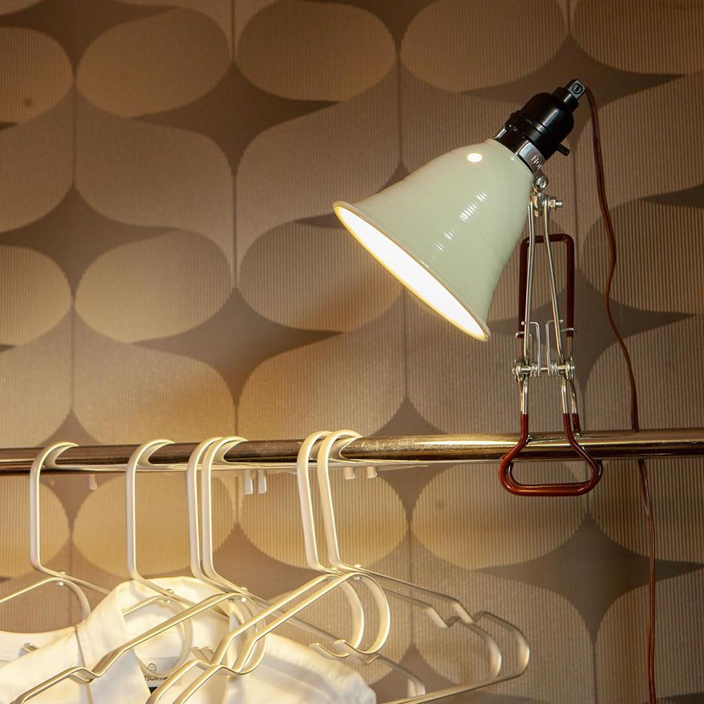 Dulton Aluminum Clip Lamp S Ivory A Clip Lamp with a Distinct Personality Outlet Photography Work IVORY Body Length 35cm Diameter 14cm Cord Length