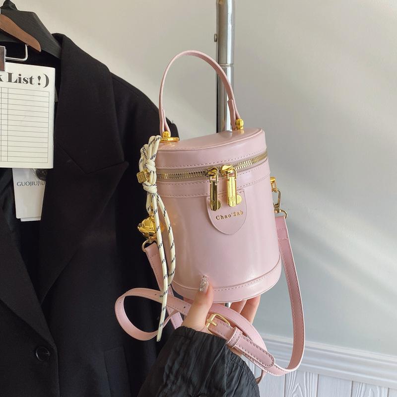 Retro simple small bag women's 2025 spring new portable bucket bag high-grade texture versatile commuter messenger bag