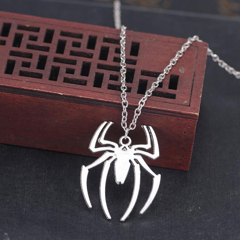 

European & American Hip-Hop Style White Spider Necklace - Fashionable Statement Piece