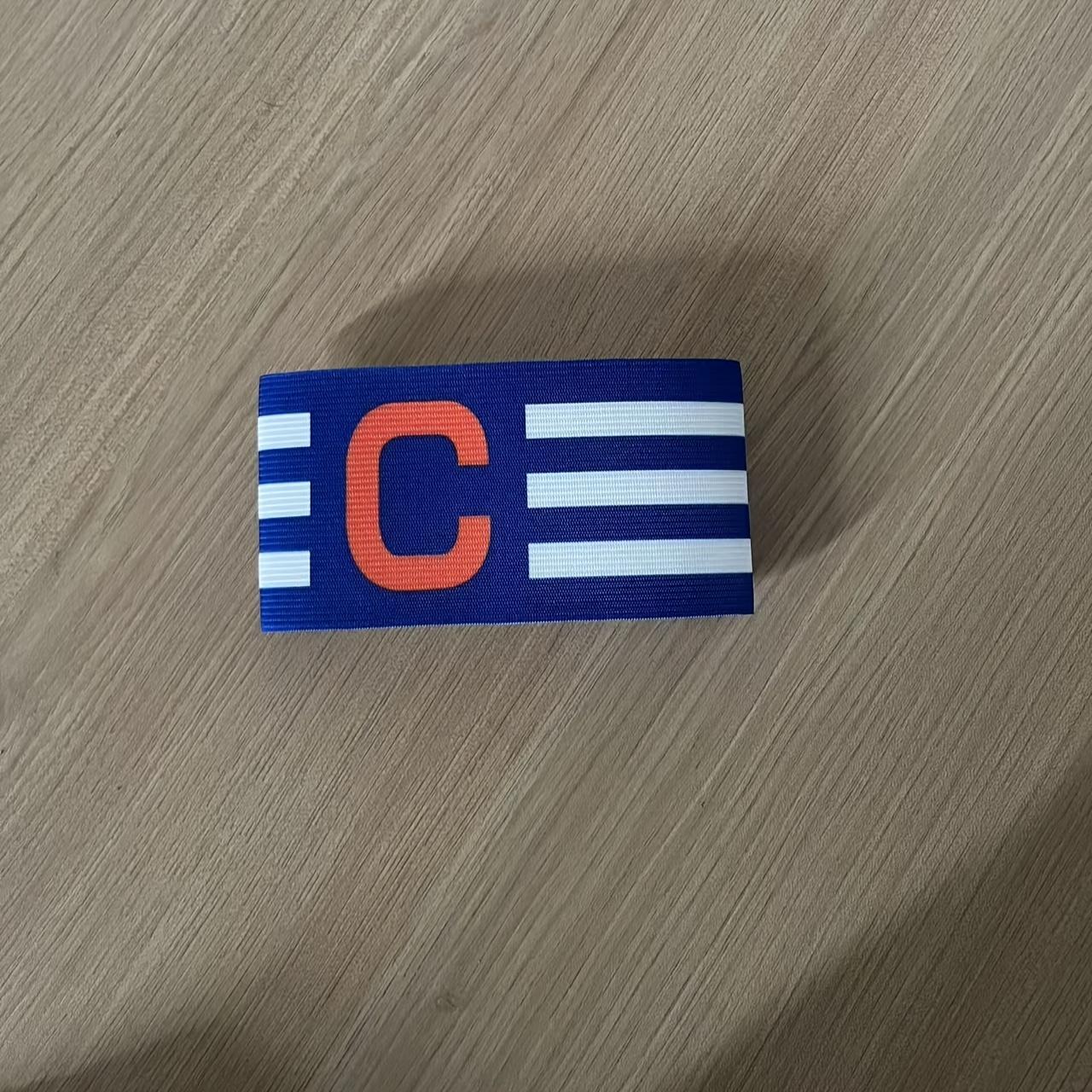 

Регулируемая нейлоновая капитанская повязка для футбола Прочная удобная посадка для футбольных лидеров Профессиональная повязка для матчей