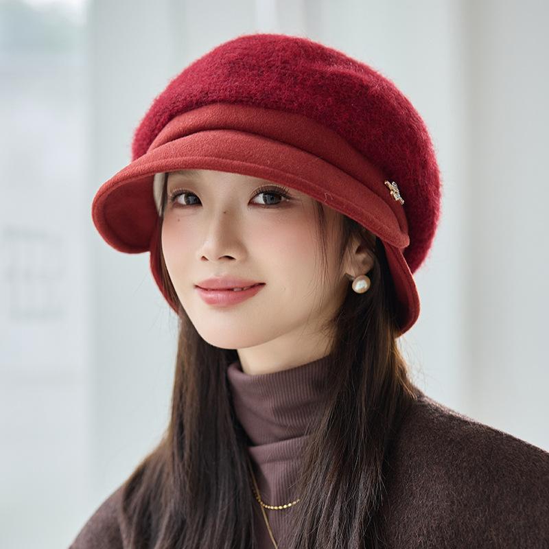Autumn and Winter New Versatile Metal Logo Beret Casual Windproof Pleated Painter Hat British Style Warm Hat Women