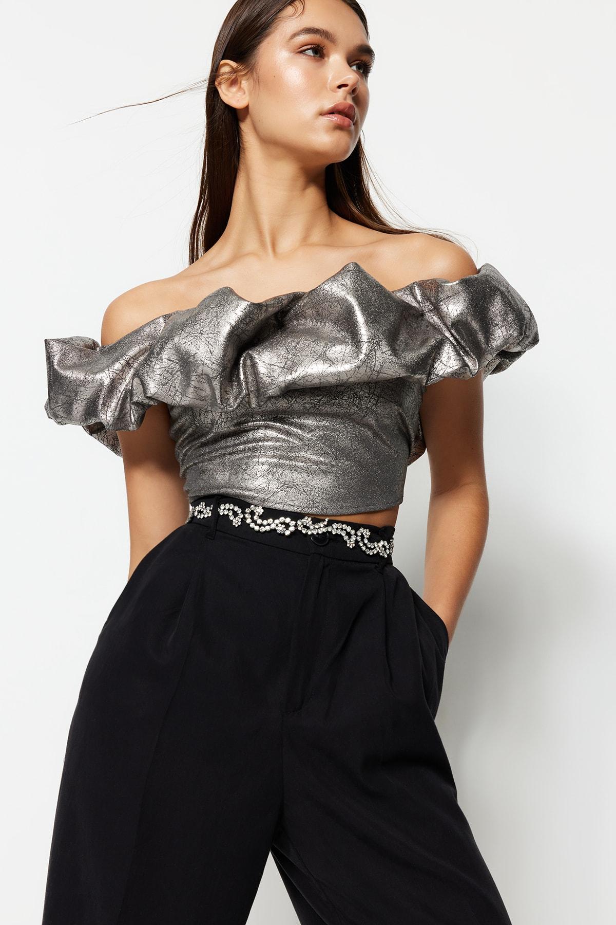 

Укороченное трикотажное бюстье серебристого цвета с блестящим принтом TPRSS23BS00008..