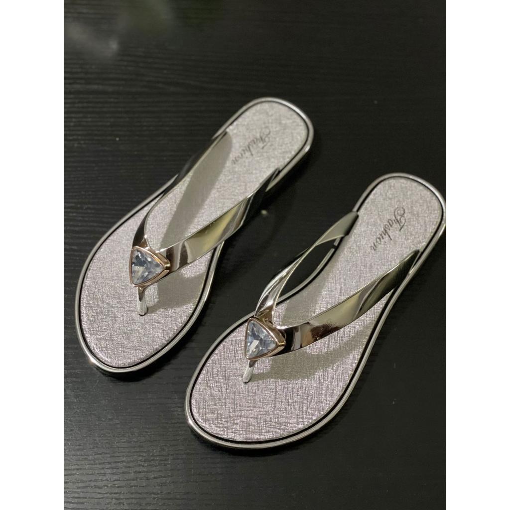 New Fashionable and Versatile Women's Flip Flops with A High-end Temperament, French Style Sandals, Beach Flat Slippers