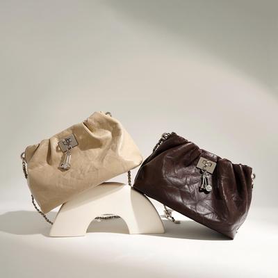 Borsa a Nuvola in Pelle di Mucca Pieghettata con Chiusura a Serratura: Borsa a tracolla a catena monospalla di alta gamma retrò per donna.
