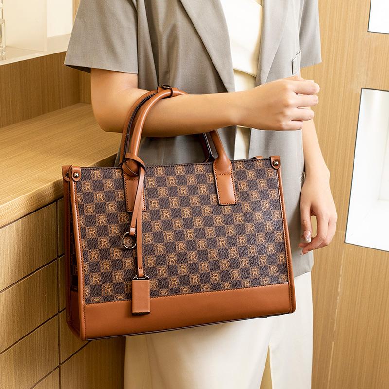 High-end women's handbag 2026 new model niche bucket bag versatile for commuting shoulder and crossbody bag popular women's bag
