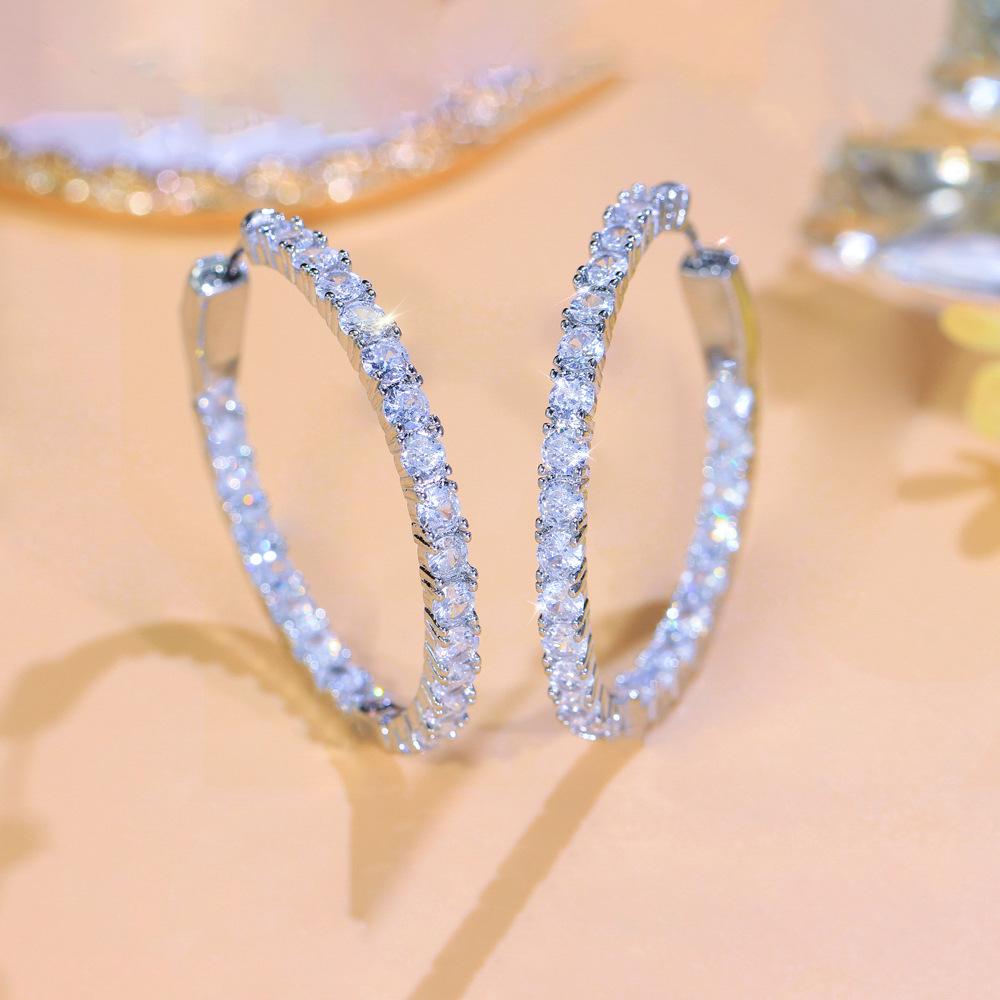 

Cold Wind Design Light Luxury Zircon Earrings Earrings Full Of Diamonds Super Flash C-Shaped Earrings біле золото кольору