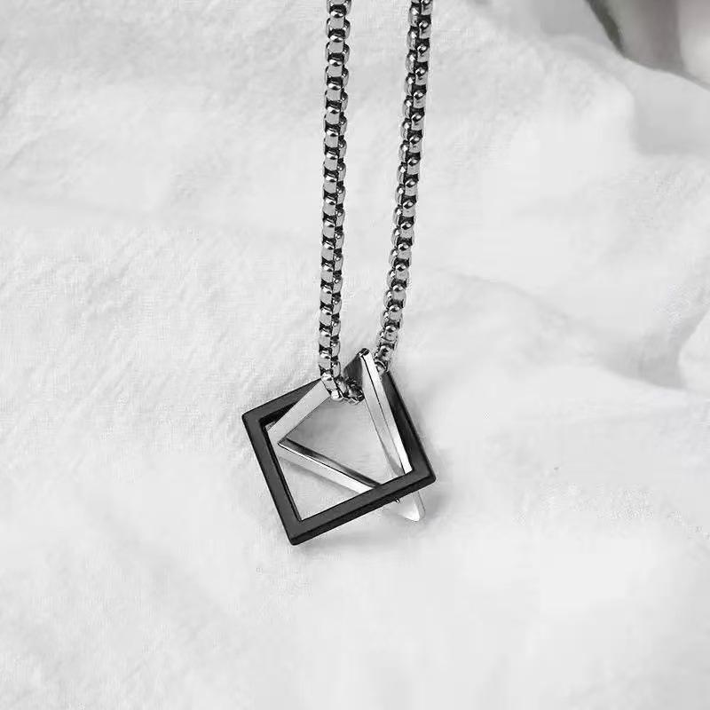 Unisex geometrický náhrdelník s přívěsky ve tvaru trojúhelníku a čtverce na krabičkovém řetízku