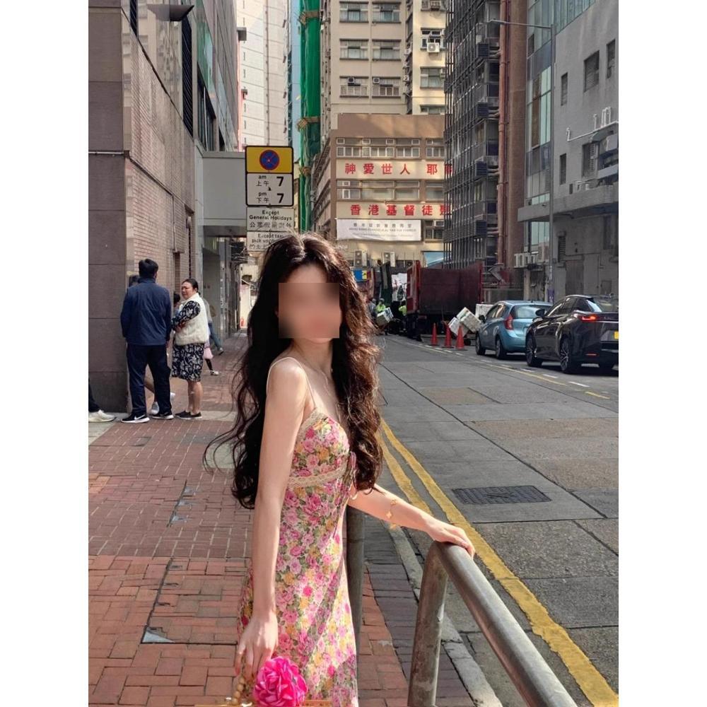 The hip-wrapped long skirt, the new casual women's clothing floral skirt in spring and summer, is super beautiful, and the suspender dress.