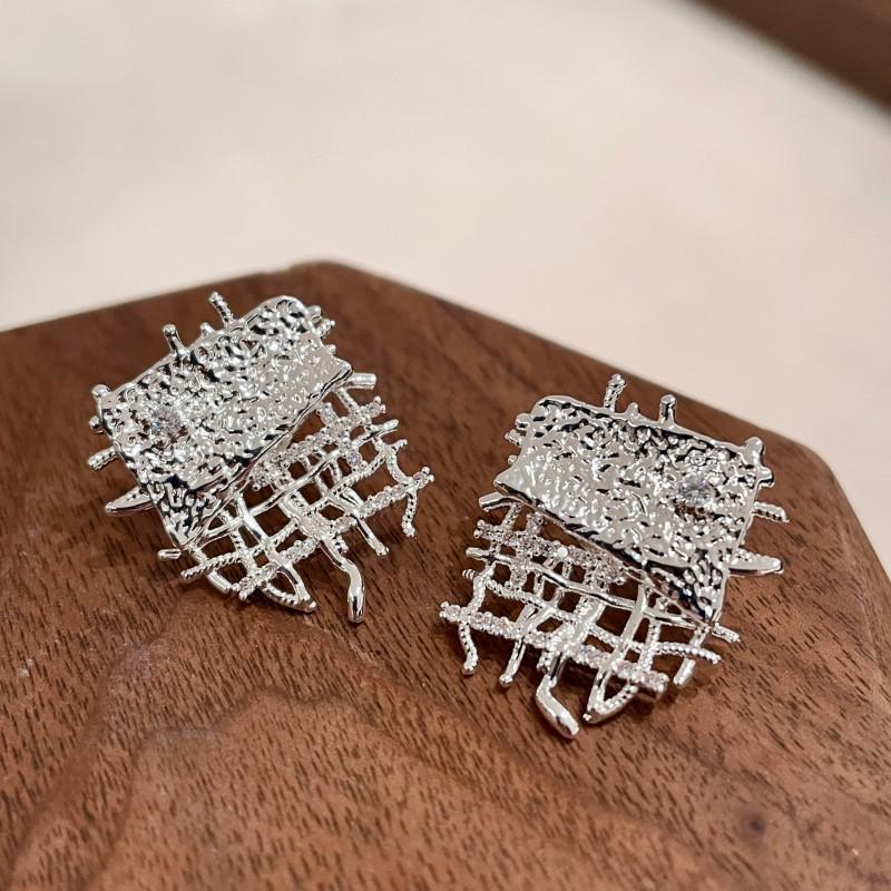 

Irregular Woven Zirconia Stud Earrings: Fashionable, Luxurious, and Unique Ear Accessories for Women
