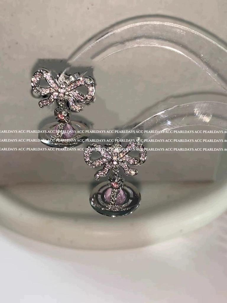 Náušnice s růžovým zirkonem ve tvaru mašle a planety se stříbrným pozadím a náhrdelník císařovny vdovy