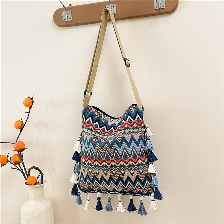 

Новая темпераментная сумка-мессенджер большой вместимости, тихая, красивая, с бахромой, личностная, ветряная на плечо темно-синий