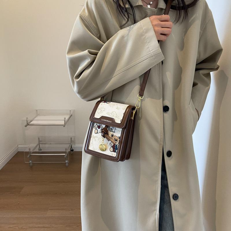 Internet Celebrity Explosion Super Fire Niche Design Bag Women 2025 New Popular Versatile Messenger Bag Small Square Bag Mobile Phone Bag