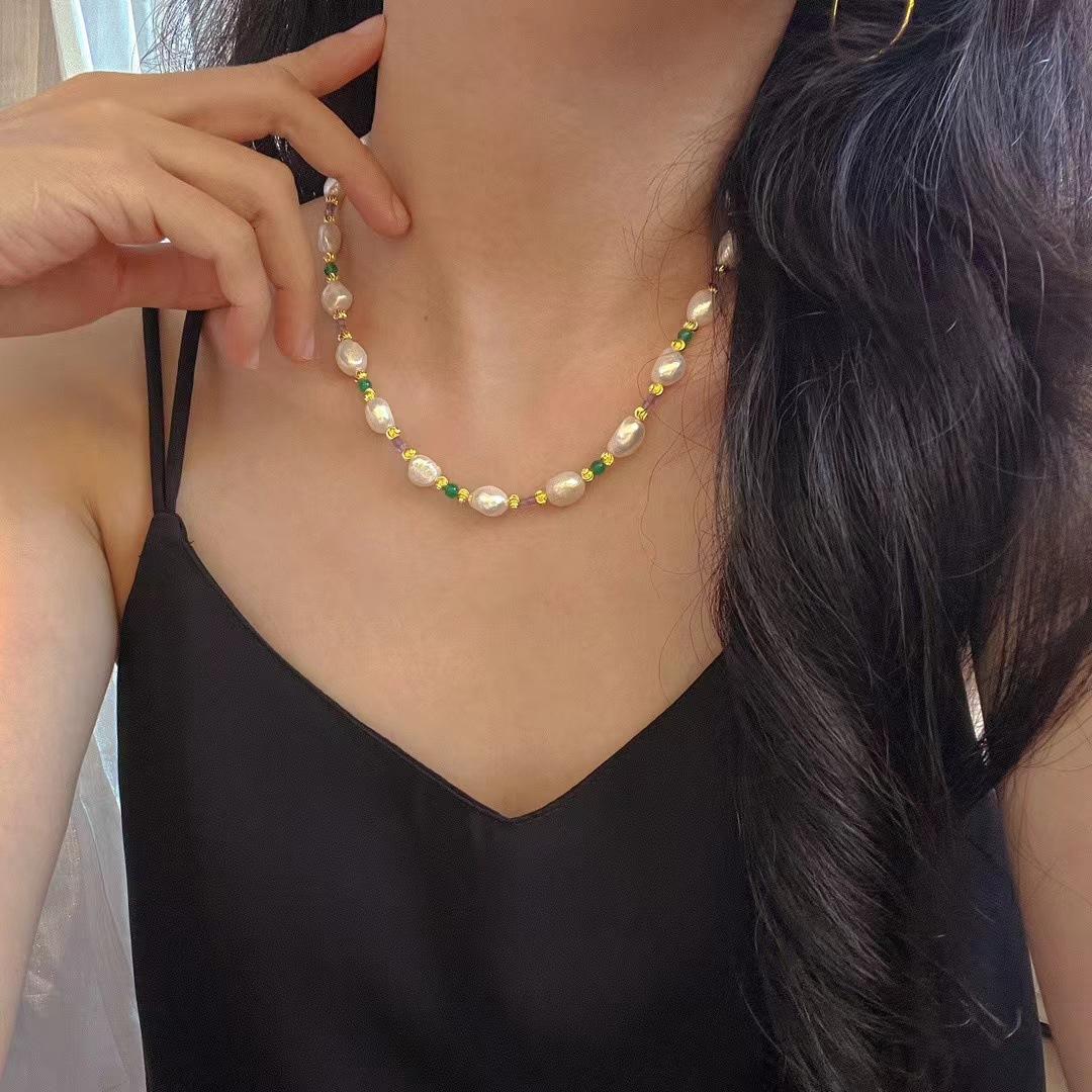 

Винтажное ожерелье-цепочка на ключицу из натурального пресноводного барочного жемчуга, натурального аметиста, халцедона, женственная атмосфера