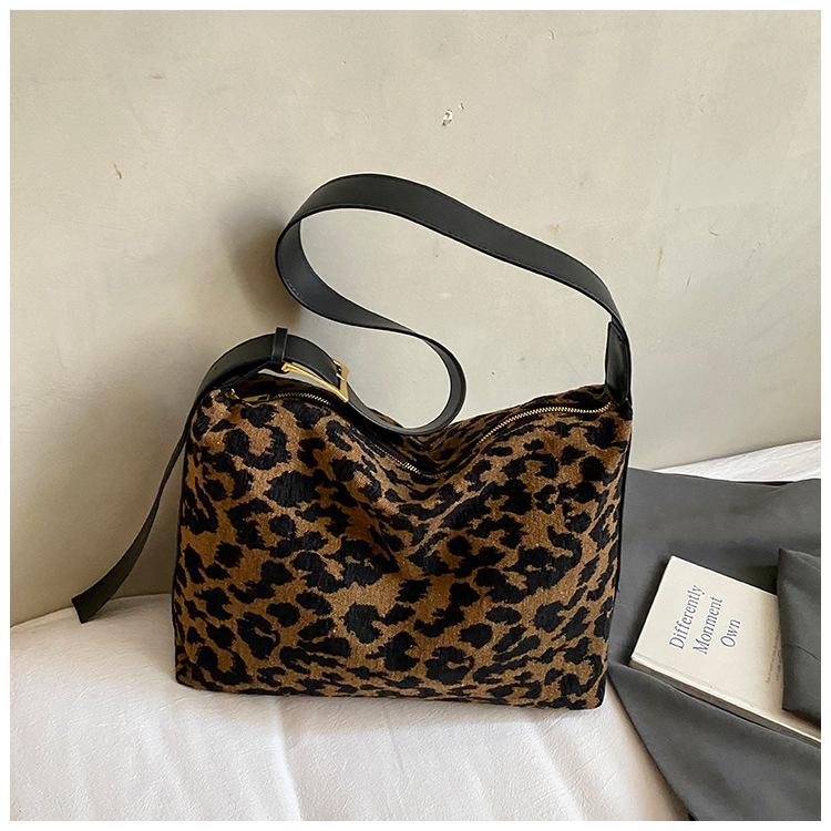 

Простая сумка-тоут на одно плечо, новая мессенджер-сумка большой вместимости в иностранном стиле, модный нишевый дизайн, большая сумка для通勤 для женщины цветной печати леопарда