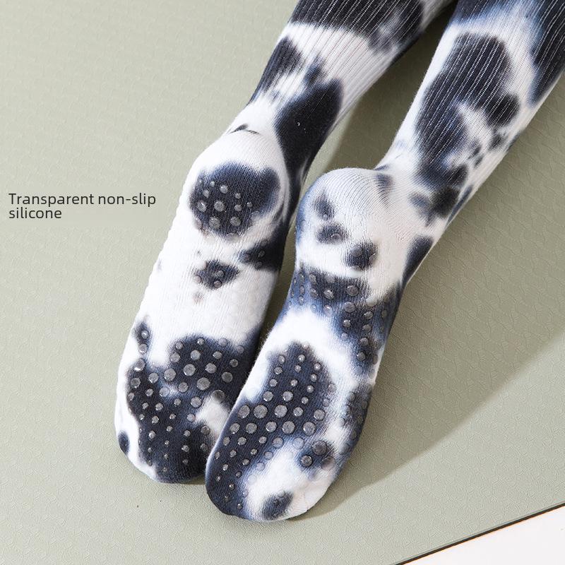 Damfärgglada batikmönstrade halkfria frottésockor i mellanhöjd av bomull för yoga och pilates