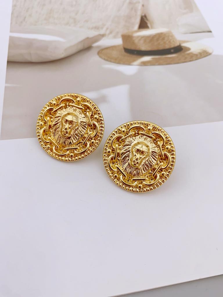 Fashionable vintage lion head round earrings for women, made of zinc alloy