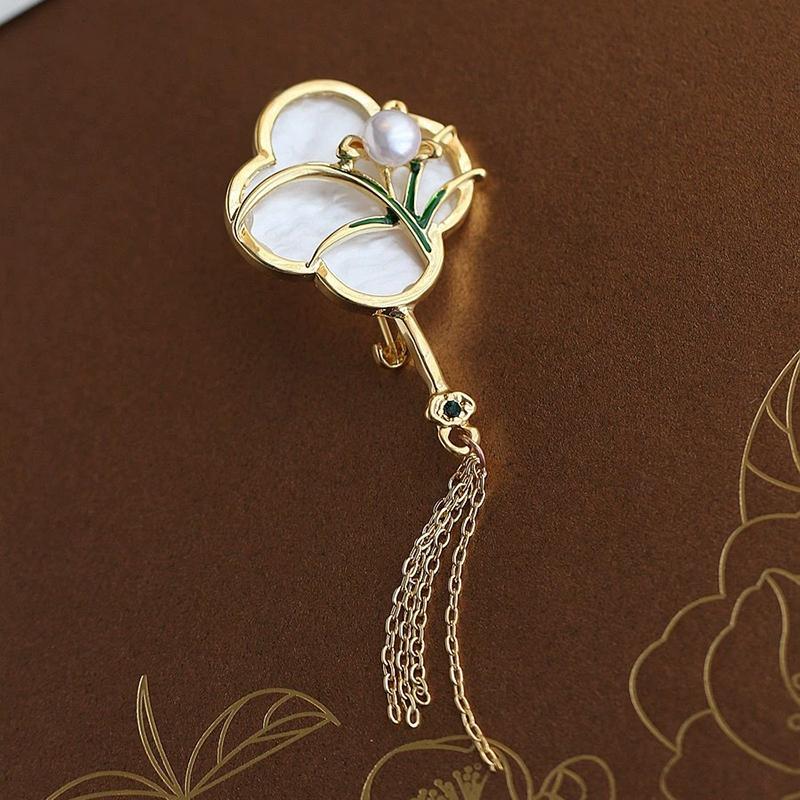 Elegant Chinese Floral Fan Brooches Retro Bamboo Cheongsam Pearl Tassel Designer Enamel Pins