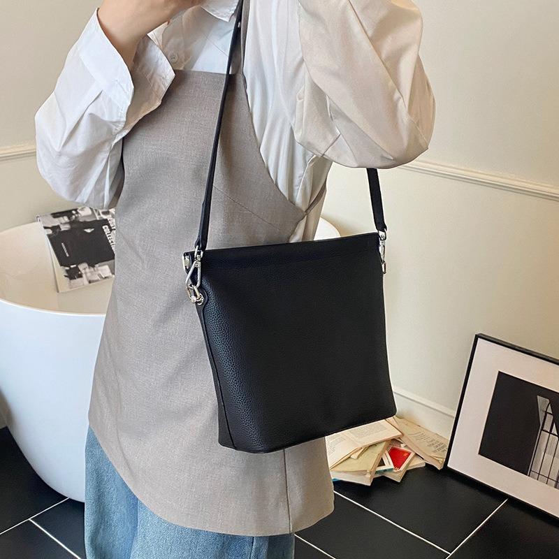 Fashion Pebbled Pattern Shoulder Bag New Soft Leather Texture Underarm Bag Large Capacity Commuter Crossbody Bag