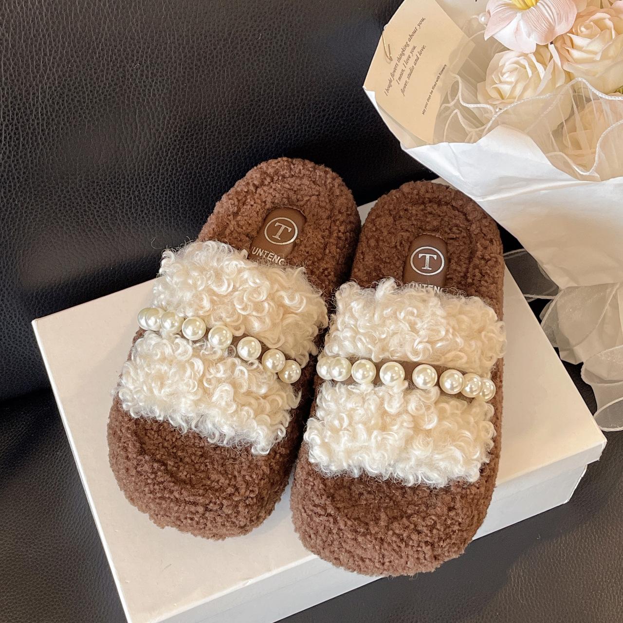 

Huge good-looking thick-soled fluffy slippers for women s outer wear 2025 new autumn and winter skirt pearl velvet one-word cotton mop 35 белый