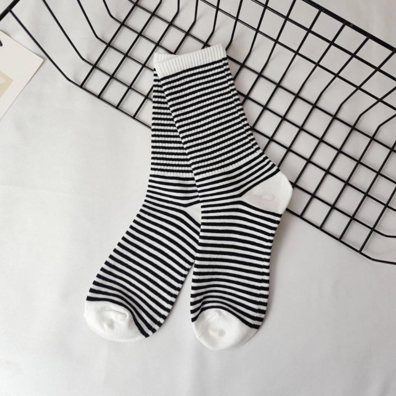 Female Spring and Autumn New Stripe Contrast Color Simple All Build Tube Socks