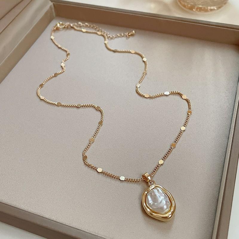 Butterfly Irregular Pearl Necklace Medieval Vintage Temperament Collarbone Chain Versatile High-end Jewelry